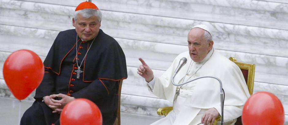 El Papa Francisco junto al limosnero, el cardenal Krajenski