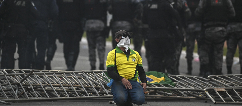 Policías antidisturbios accedieron este domingo al palacio presidencial de Planalto, sede del Gobierno de Brasil, que está tomado por cientos de seguidores radicales del expresidente Jair Bolsonaro, en Brasilia (Brasil)