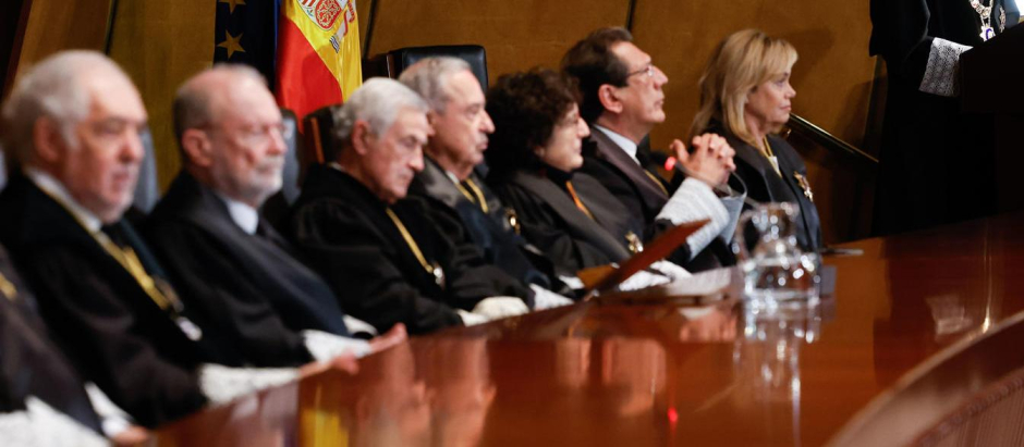 El presidente del Tribunal Constitucional, Pedro González-Trevijano (d), durante la toma de posesión de los cuatro nuevos magistrados del Tribunal Constitucional, este lunes, en Madrid. EFE/ Chema Moya POOL