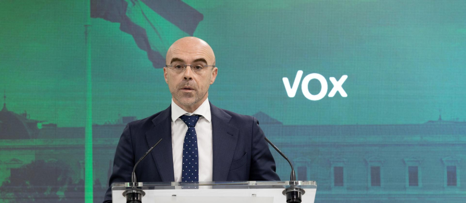 Jorge Buxadé atiende a los medios en la sede nacional de Vox