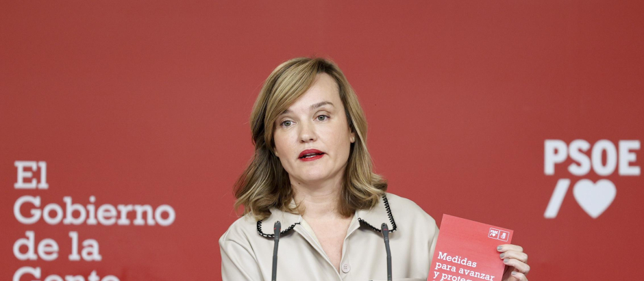La portavoz del PSOE, Pilar Alegría, durante la rueda de prensa