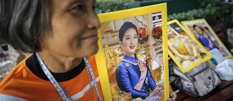 Una mujer porta un retrato de la princesa en Bangkok