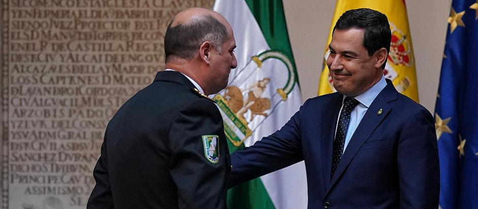 El presidente de la Junta de Andalucía, Juanma Moreno, felicita al comisario de la Policía Adscrita, Antonio Burgos, tras tomar posesión de su cargo, en julio de 2020