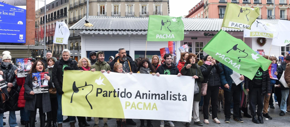 Varias personas se manifiestan contra la exclusión de los perros de caza de la ley de protección animal en la plaza del Callao de Madrid