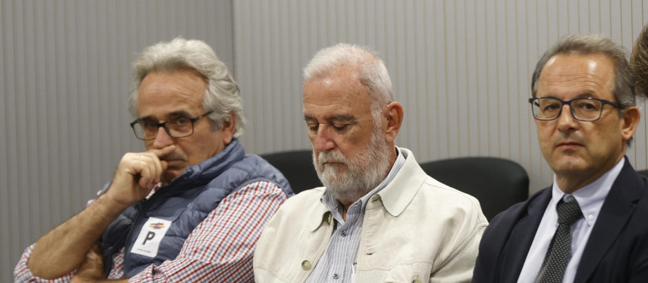 De izquierda a derecha, Antonio Miguel Ruiz Carmona, Antonio Rodrigo Torrijos y Joaquín Peña, en el banquillo de la Audiencia Nacional