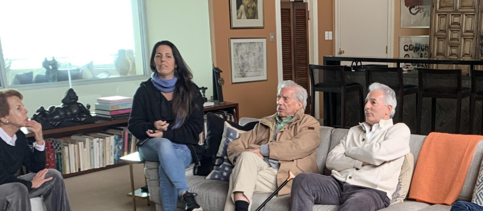 Patricia Llosa, con Mario Vargas Llosa y sus hijos