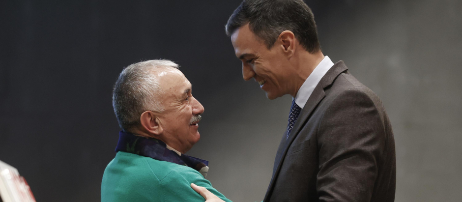 El presidente del Gobierno, Pedro Sánchez (d), y el secretario general de UGT, Pepe Álvarez