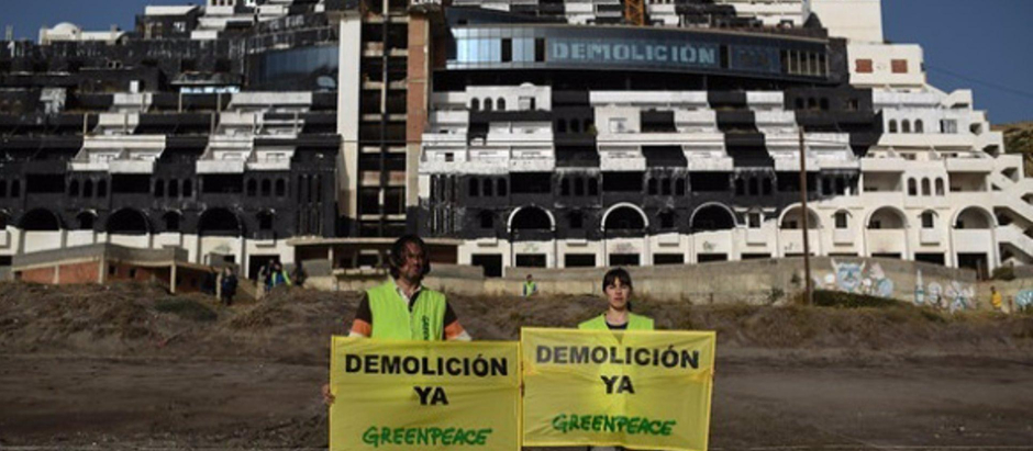 Activistas de Greenpeace frente al hotel de El Algarrobico