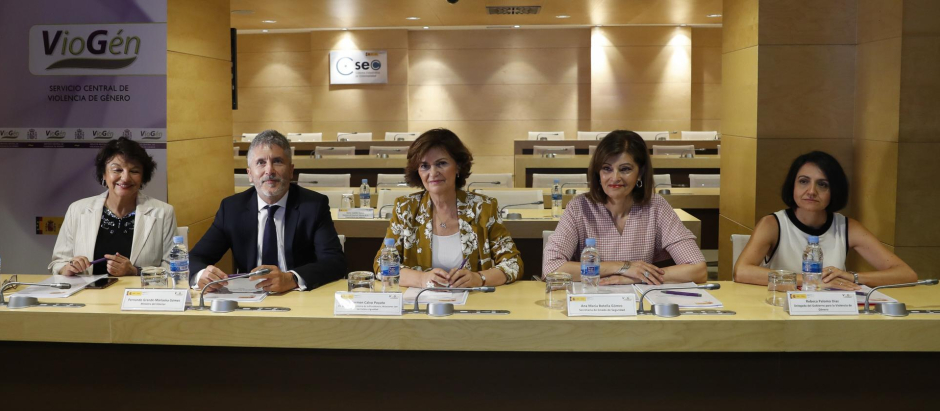 Parte del Gobierno, incluido el ministro del Interior, Fernando Grande Marlaska, preside una reunión del sistema VioGen en 2019
