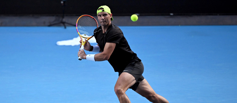 Spain's Rafael Nadal hits a return during a practice session ahead of the Australian Open tennis tournament in Melbourne on January 12, 2023 (Photo by William WEST / AFP) / -- IMAGE RESTRICTED TO EDITORIAL USE - STRICTLY NO COMMERCIAL USE --