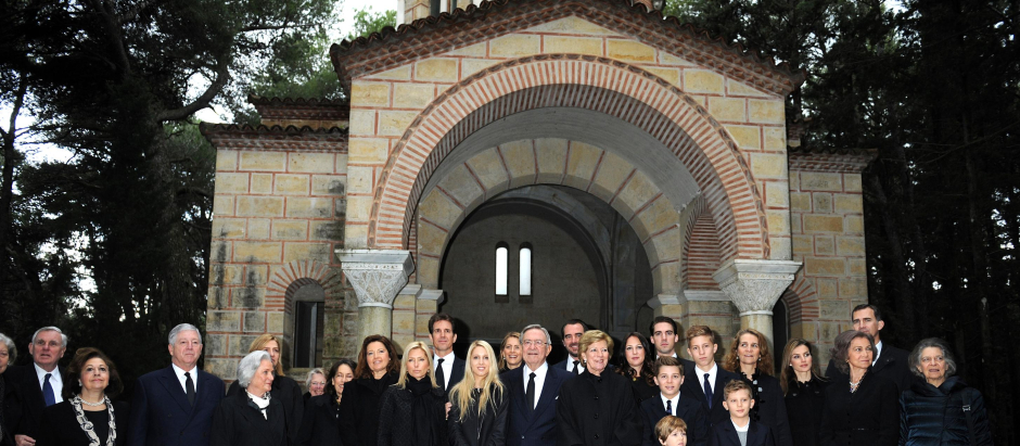 King Constantin and Queen Ana Maria of Greece with Queen Sofia of Borbon and princess Irene of Greece and Prince Pavlos of Greece, wife Marie Chantal Miller and children Maria Olympia, Constantine Alexios and Achileas Andreas attending a memorial service for the 50th anniversary of Greece's King Paul I death in a cemetery of Tatoi Palace on Thursday March 6, 2014.
pictured : felipe of borbon , letizia ortiz , elena of borbon , cristina of borbon , phillippe of greece