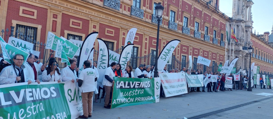 Manifestación del Sindicato Médico Andaluz ante el Palacio de San Telmo por la atención primaria