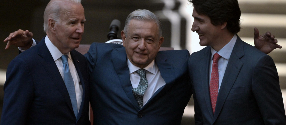 Los presidentes de México, Andrés Manuel López Obrador (C), de EE.UU., Joe Biden (Iz), y el primer ministro de Canadá, Justin Trudeau en Ciudad de México