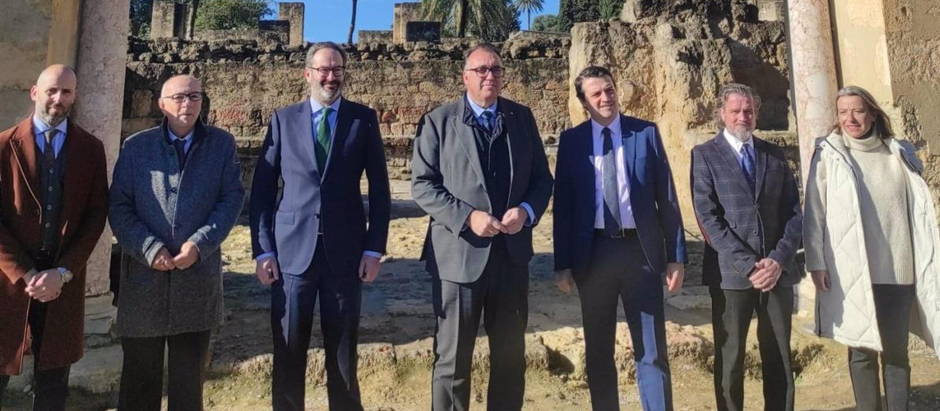 Bernal (centro), junto al resto de autoridades, en la presentación en Medina Azahara de la oferta que Andalucía llevará a Fitur