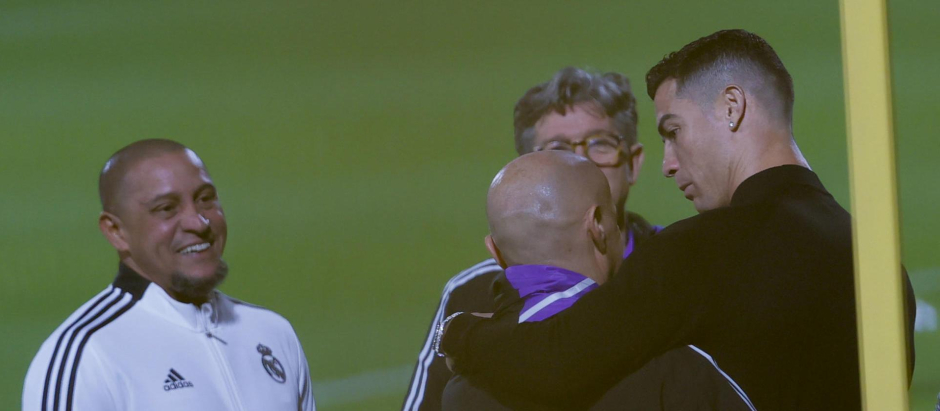 Cristiano Ronaldo, junto a Roberto Carlos y Chendo, en su visita al entrenamiento del Real Madrid