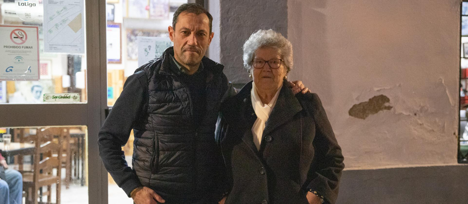 Antonio Millán y su madre, María Cuevas, en la puerta de Casa Millán