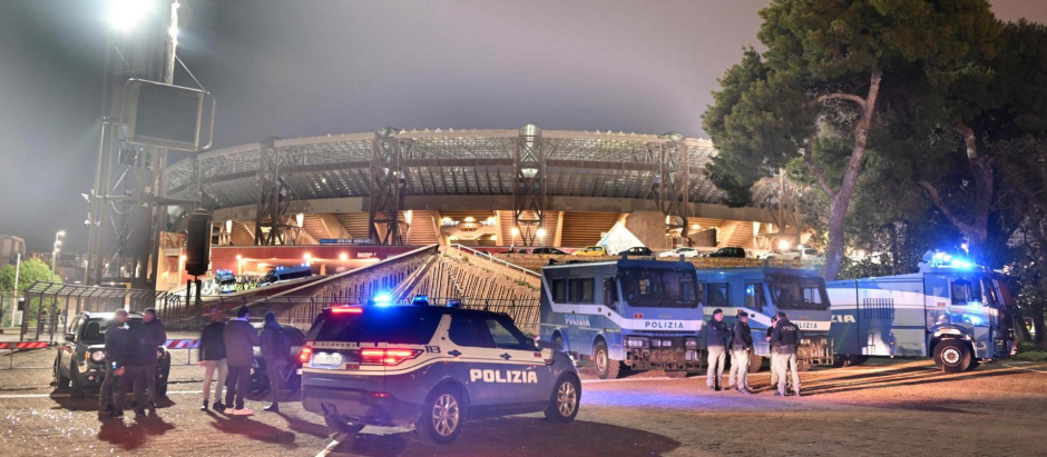 La policía italiana en los aledaños del estadio del Nápoles, el Diego Armando Maradona