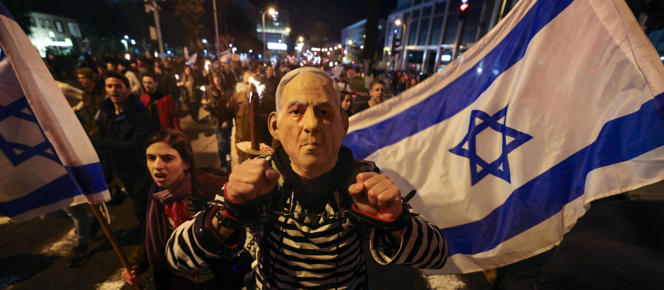 Un israelí con una máscara del primer ministro Benjamín Netanyahu protesta en Tel Aviv