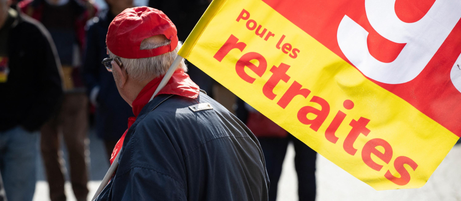 Un jubilado protesta en Paris contra la reforma de pensiones propuesta por Emmanuel Macron