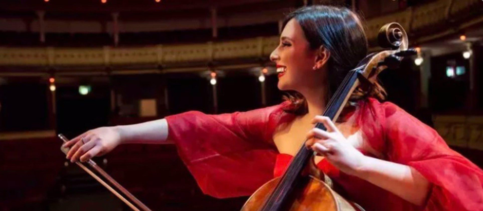 La violonchelista profesional cordobesa Abbie Glir, diagnosticada con esclerosis múltiple.