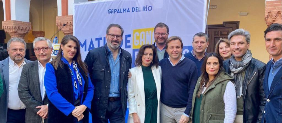 Foto de familia del PP en un acto en Palma del Río.