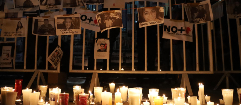 Altar dedicado a varios periodistas asesinados en México el año pasado