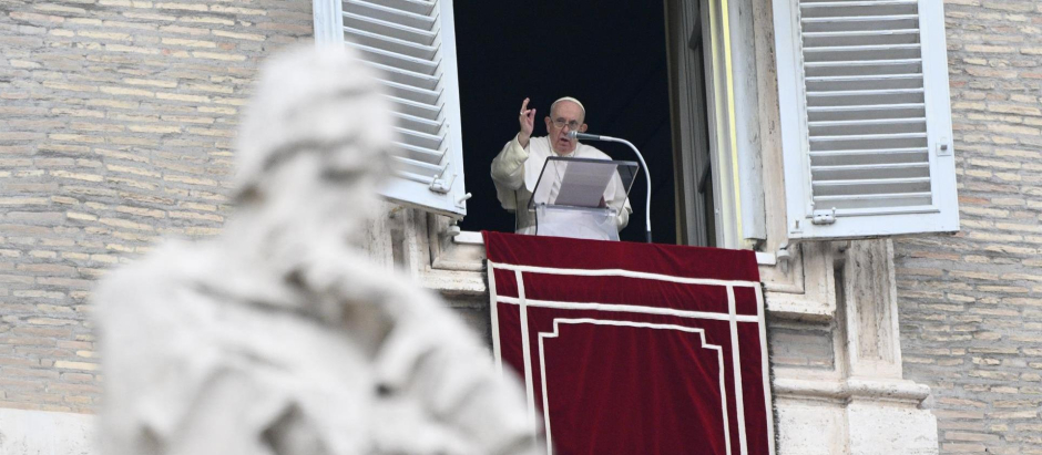 El Papa Francisco durante el último Ángelus en la plaza de san Pedro