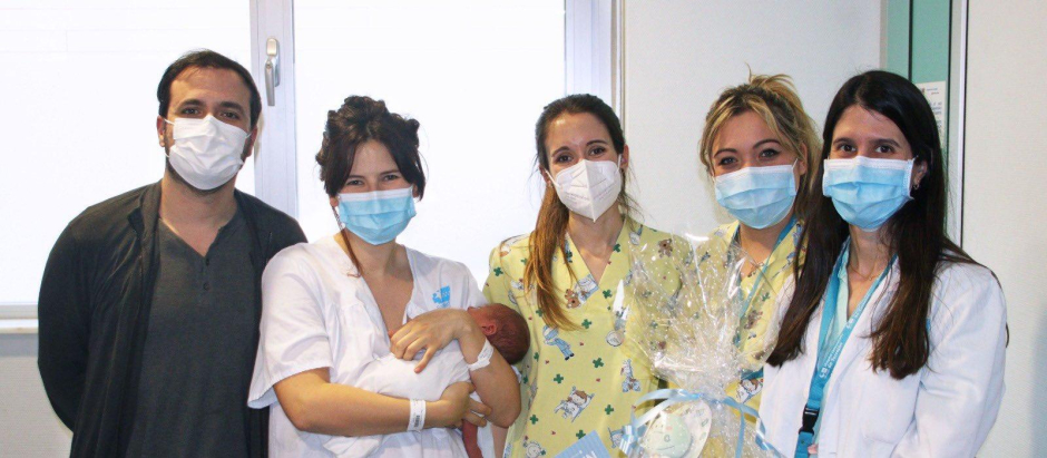 Garzón y su mujer, junto a los profesionales que atendieron el parto.