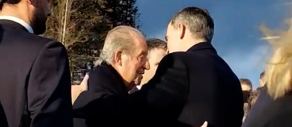 El Rey Felipe y el Rey Juan Carlos se abrazan en el entierro de Constantino II