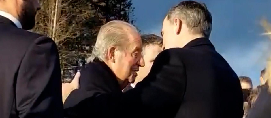 El Rey Felipe y el Rey Juan Carlos se abrazan en el entierro de Constantino II