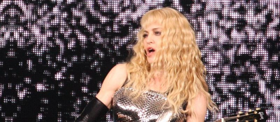 Madonna tocando un riff de guitarra del tema «A New Level», de la banda de heavy metal Pantera, en 2008.