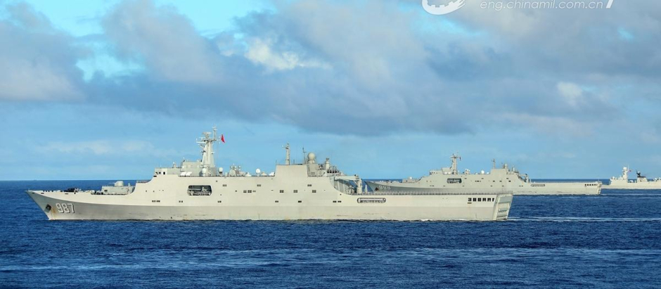 Tres buques del Ejército Popular de China navegan en aguas del Mar de China Meridional