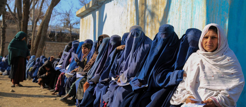 Afganas esperan recibir alimentos y carbón distribuidos por Bashir Navid Group en Kabul, Afganistán