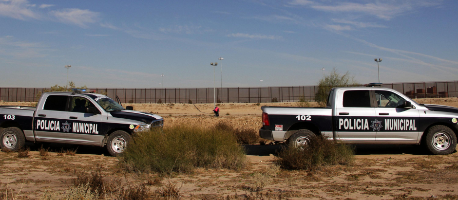 vehículos policiales en Rio Grande, cerca de Ciudad Juarez, controlan el paso de inmigración ilegal a Estados Unidos