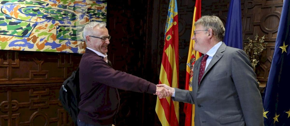 El presidente de la Comunidad Valenciana, Ximo Puig, y el alcalde de Valencia, Joan Ribó, se saludan.