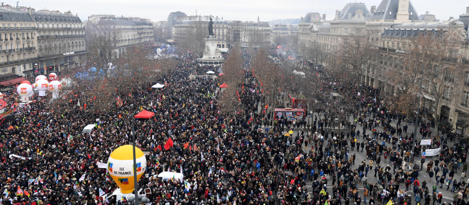 Miles se manifestaron en París contra la reforma de pensiones de Macron