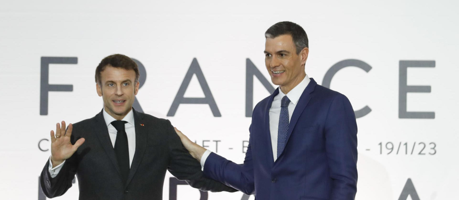 El presidente del Gobierno, Pedro Sánchez (d), y el presidente francés, Emmanuel Macron, durante la ceremonia de firma de acuerdos celebrada en el marco de la Cumbre Hispanofrancesa, este jueves, en Barcelona. EFE/Andreu Dalmau