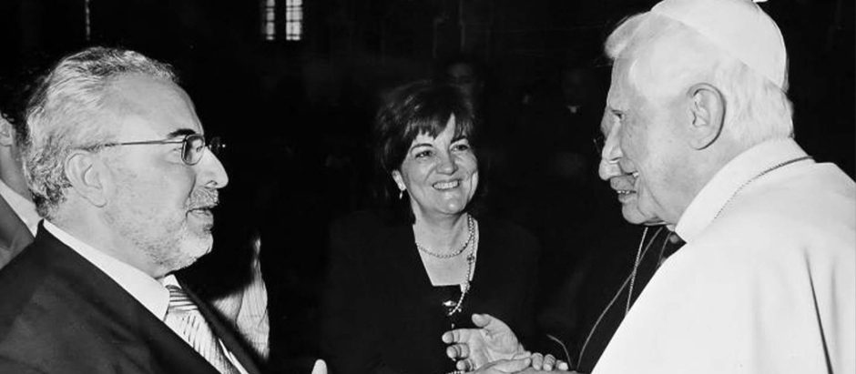 El presidente y fundador de la UCAM, José Luis Mendoza, y su esposa, junto al Papa Benedicto XVI.