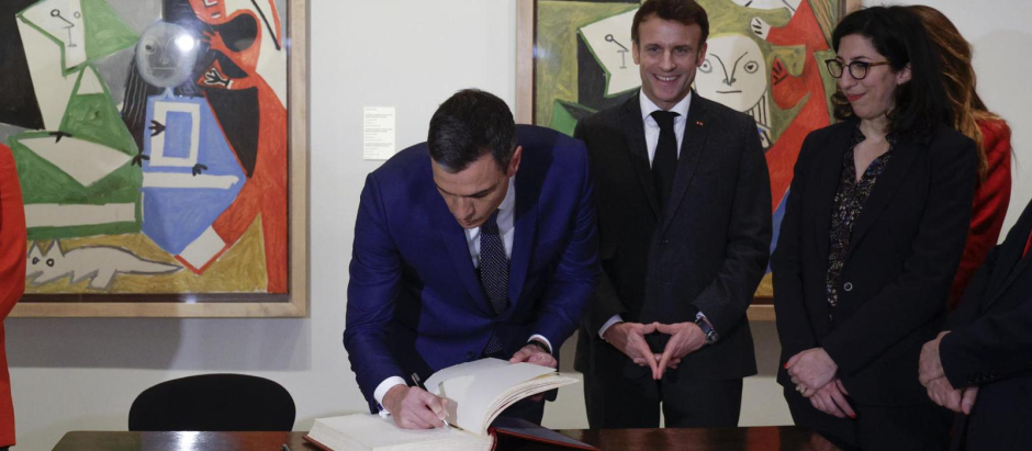 El presidente del Gobierno, Pedro Sánchez (c), y el presidente francés, Emmanuel Macron (3d), firman en el libro durante su visita a la exposición que el Museo Picasso de Barcelona dedica al marchante de arte Daniel Henry KAHNWEILER, al término de la Cumbre Hispanofrancesa, este jueves. EFE/Quique Garcia