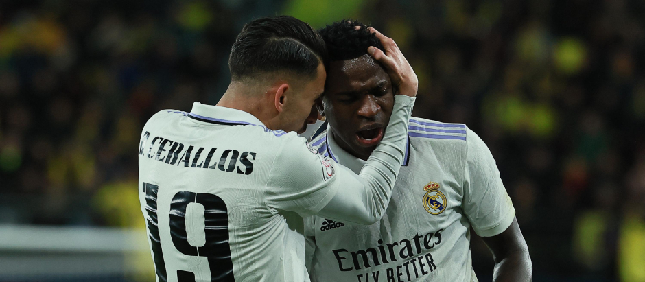 Ceballos y Vinicius celebran el tercer gol del Real Madrid