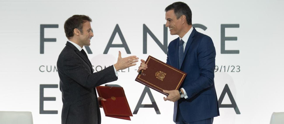 El presidente de Francia, Emmanuel Macron (i) y el presidente del Gobierno, Pedro Sánchez (d)