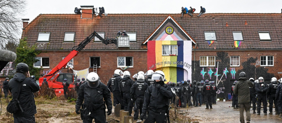La policía se para frente a una casa ocupada por ambientalistas en el pueblo de Lützerath, Alemania