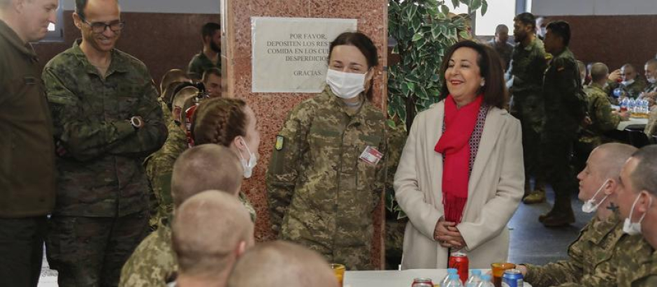 La ministra visita el segundo grupo de militares ucranianos que reciben instrucción y adiestramiento en las instalaciones de Toledo Training Command (Academia de Infantería de Toledo)