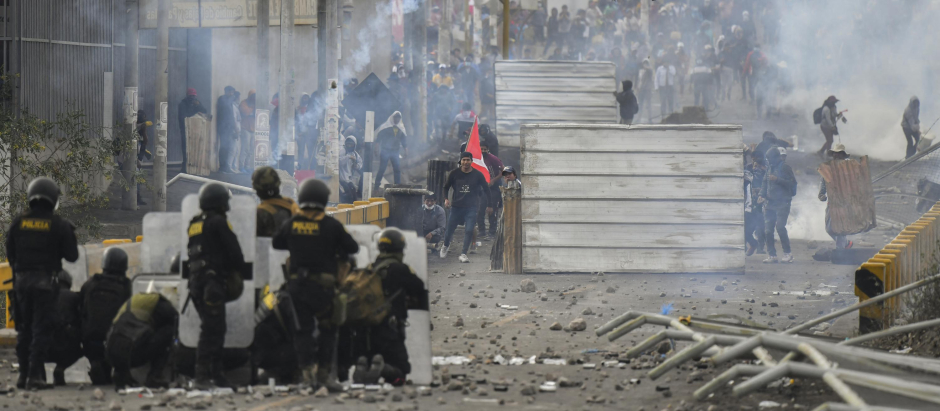 Los manifestantes chocan con la policía antidisturbios en en Arequipa, Perú