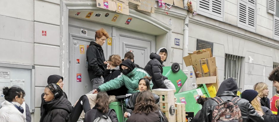 Estudiantes de secundaria del Liceo Lamartine bloquean el 19 de enero con contenedores de basura y cajas el acceso al centro escolar, en apoyo a la huelga general que se desarrolla hoy en Francia contra el plan de reforma de las pensiones que ha presentado el Gobierno.