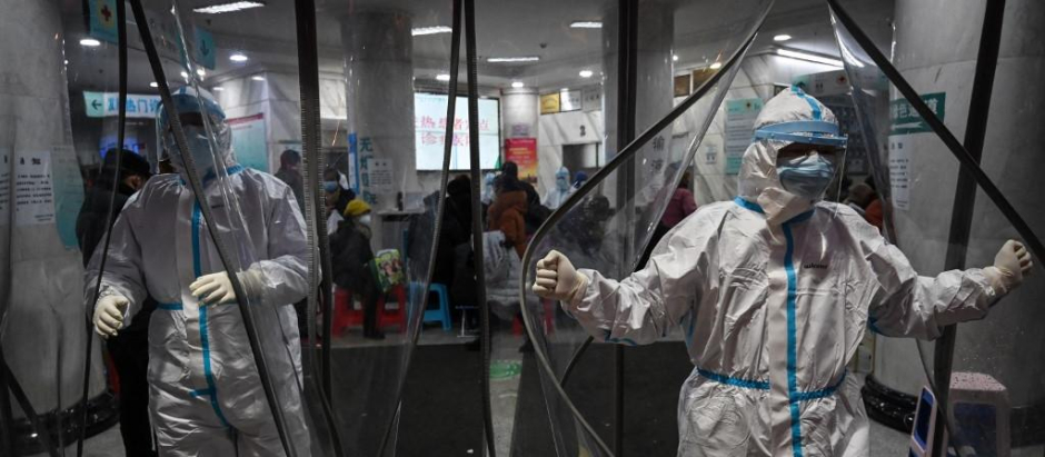 Sanitarios en el Hospital de la Cruz Roja en Wuhan al comienzo de la pandemia.