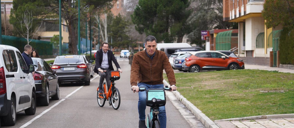 Pedro Sánchez probando las bicis junto al alcalde de Valladolid