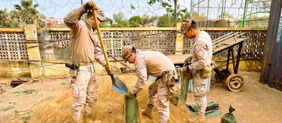 Los soldados españoles refuerzan los muros de la base militar de adiestramiento que tiene en la región de Koulikoro