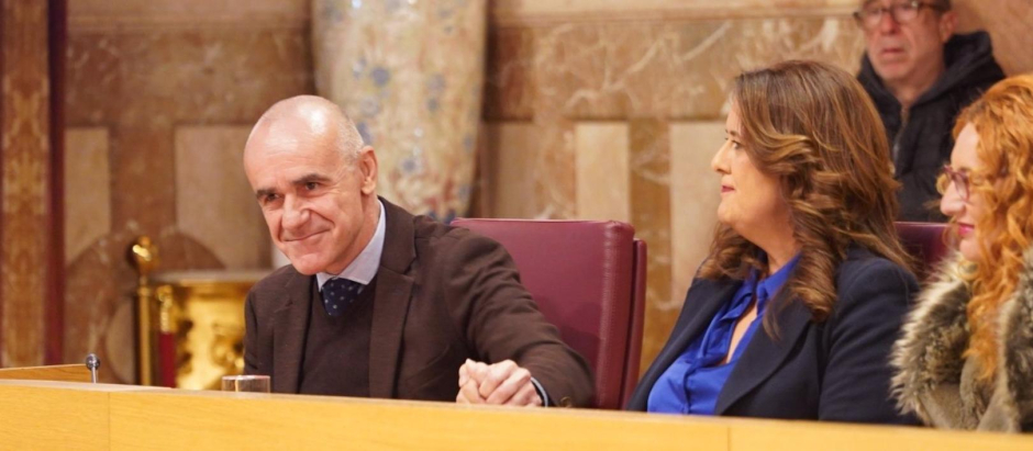 El alcalde de Sevilla, Antonio Muñoz, felicita a la delegada de Presidencia y Hacienda, Sonia Gaya, por la aprobación del presupuesto municipal para 2023