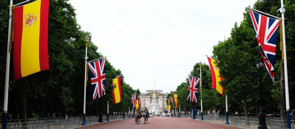 Banderas españolas y británicas ondean frente al Palacio de Buckingham antes de la visita de Estado española en 2017